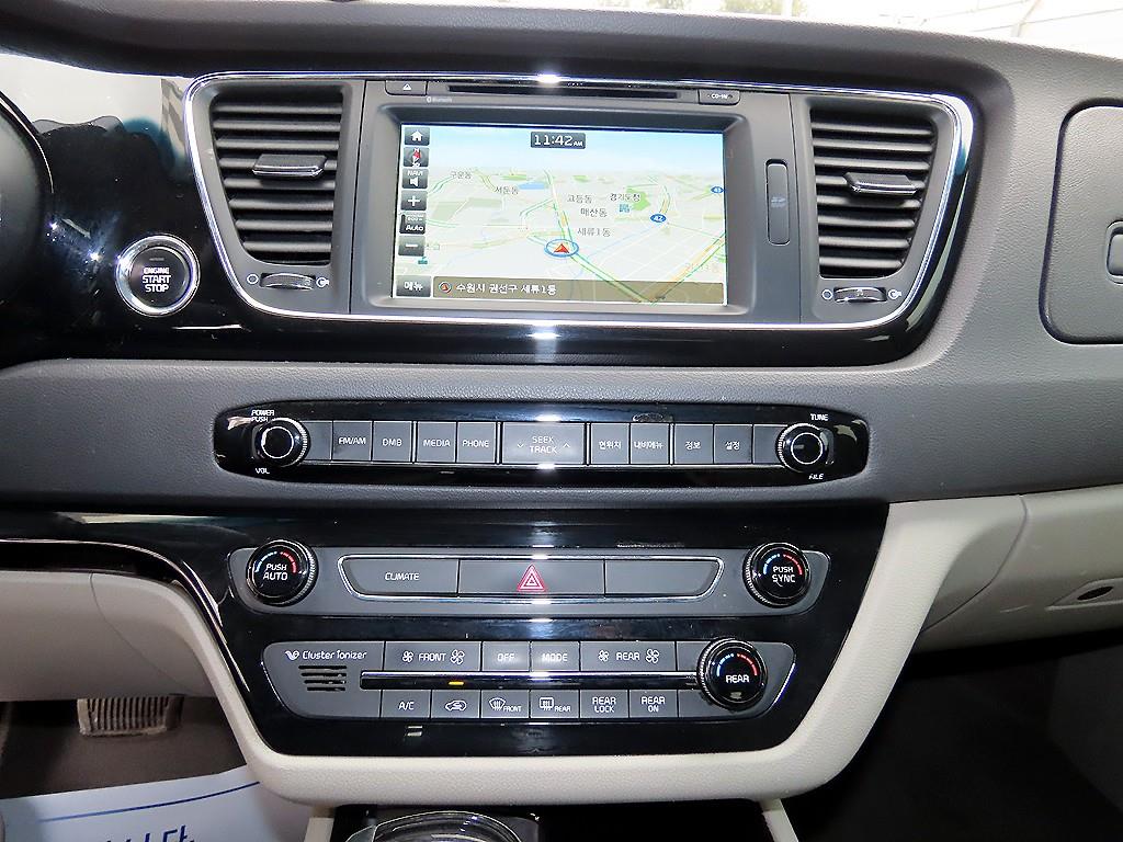 KIA Carnival - Vista 12