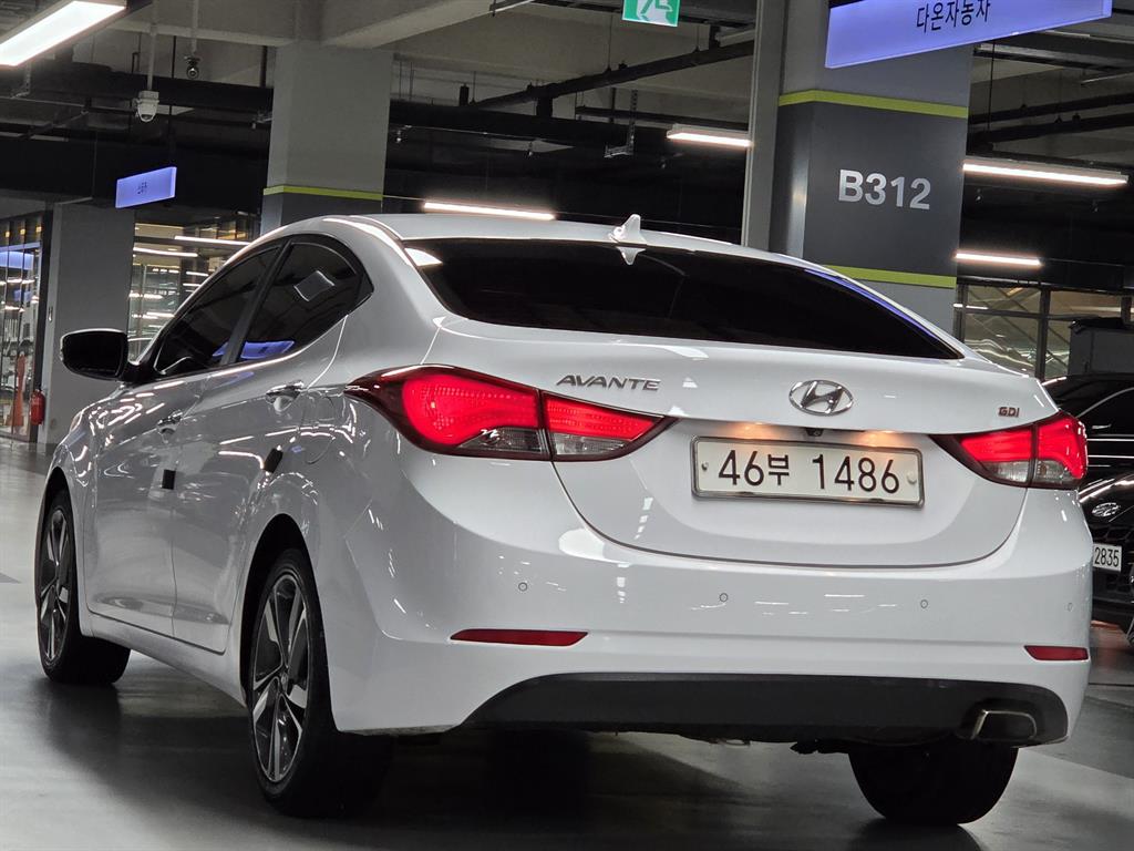 HYUNDAI Avante - Vista 4