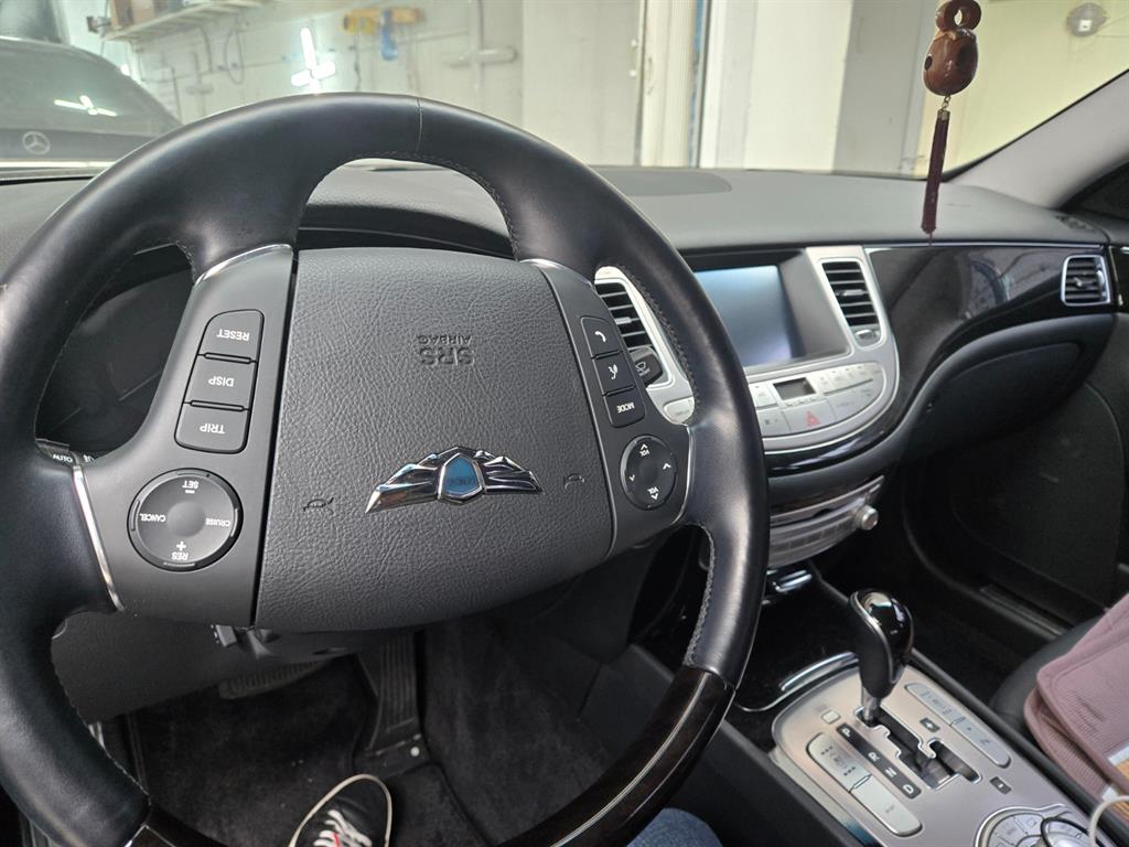 HYUNDAI Genesis - Vista 5