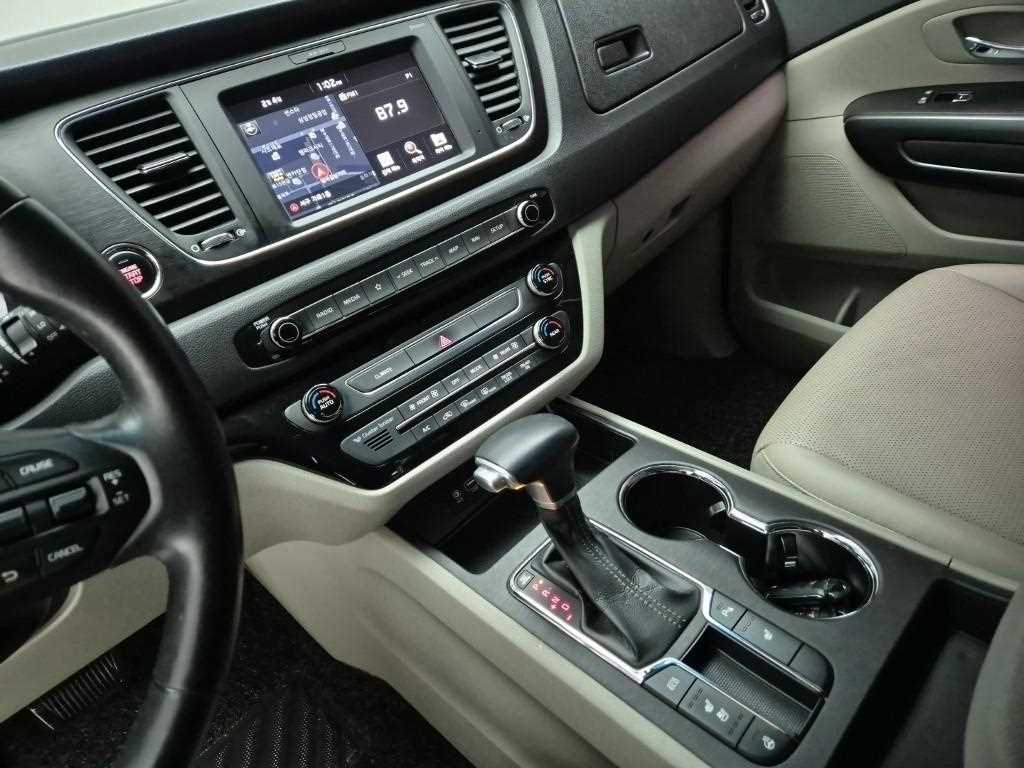 KIA Carnival - Vista 10