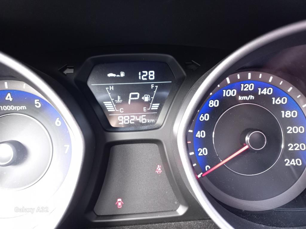 HYUNDAI Avante - Vista 4