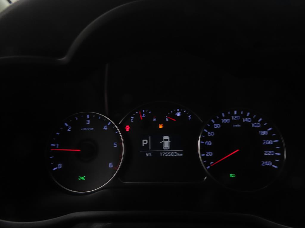 KIA Carens - Vista 9