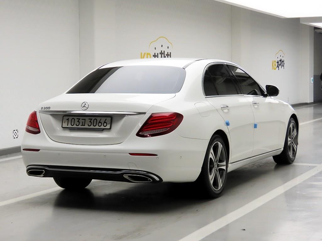 Mercedes Benz E class - Vista 4