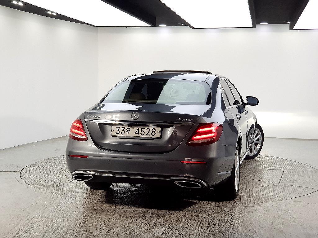 Mercedes Benz E class - Vista 3