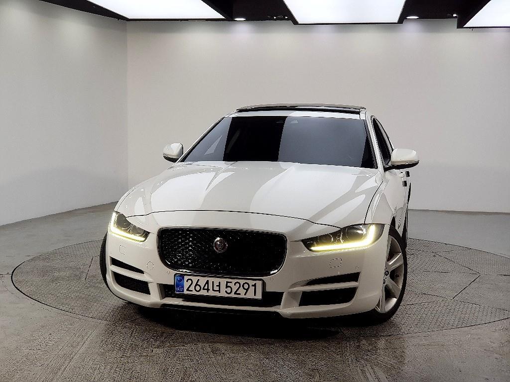 Jaguar XE - Vista 2