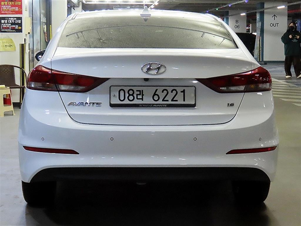 HYUNDAI Avante - Vista 5