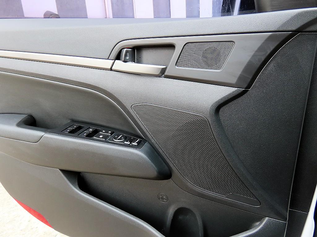 HYUNDAI Avante - Vista 11