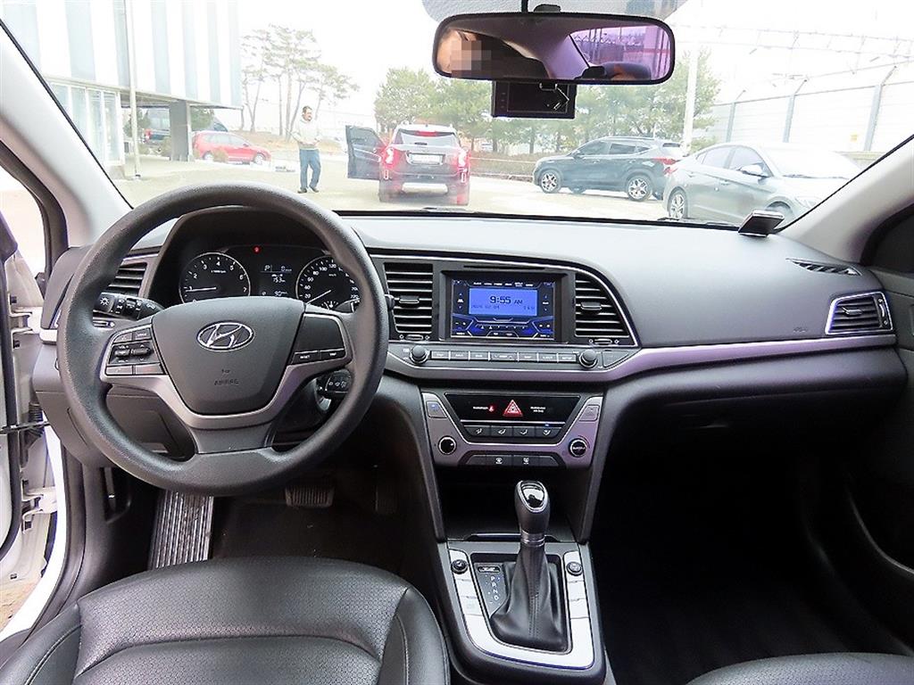 HYUNDAI Avante - Vista 7