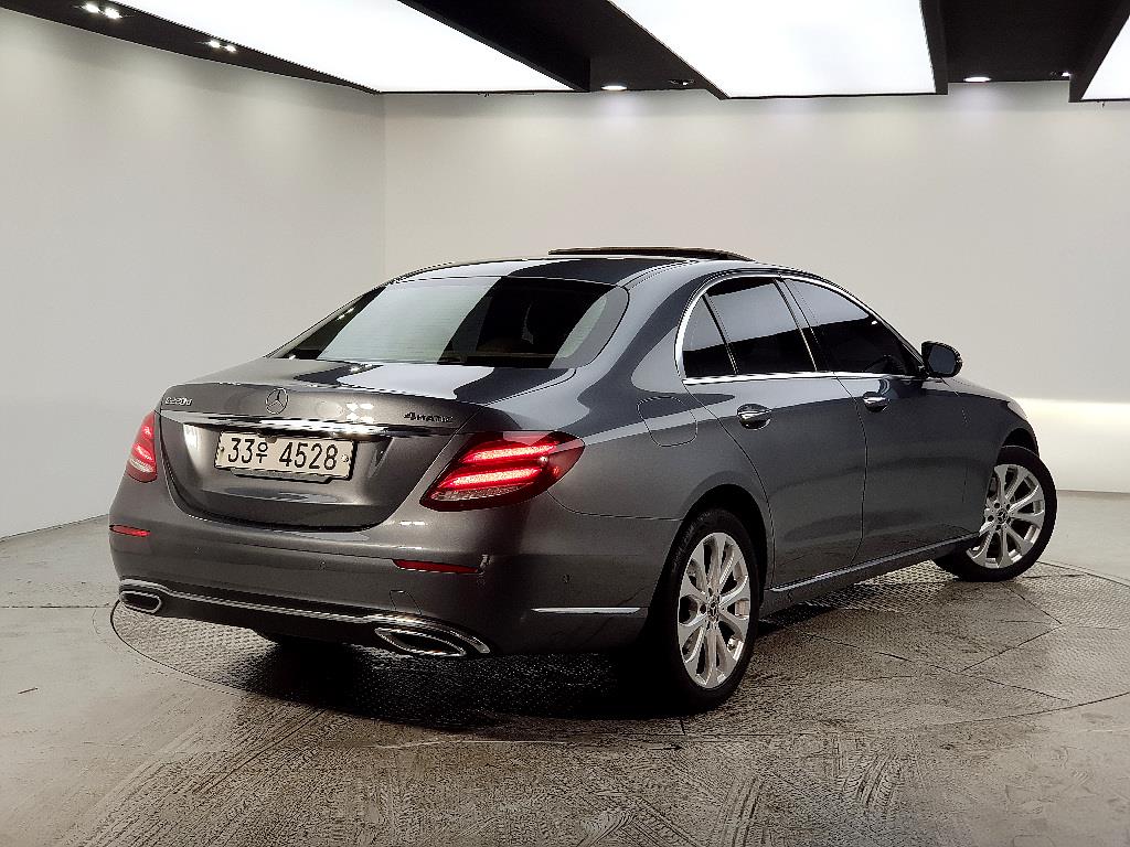 Mercedes Benz E class - Vista 4