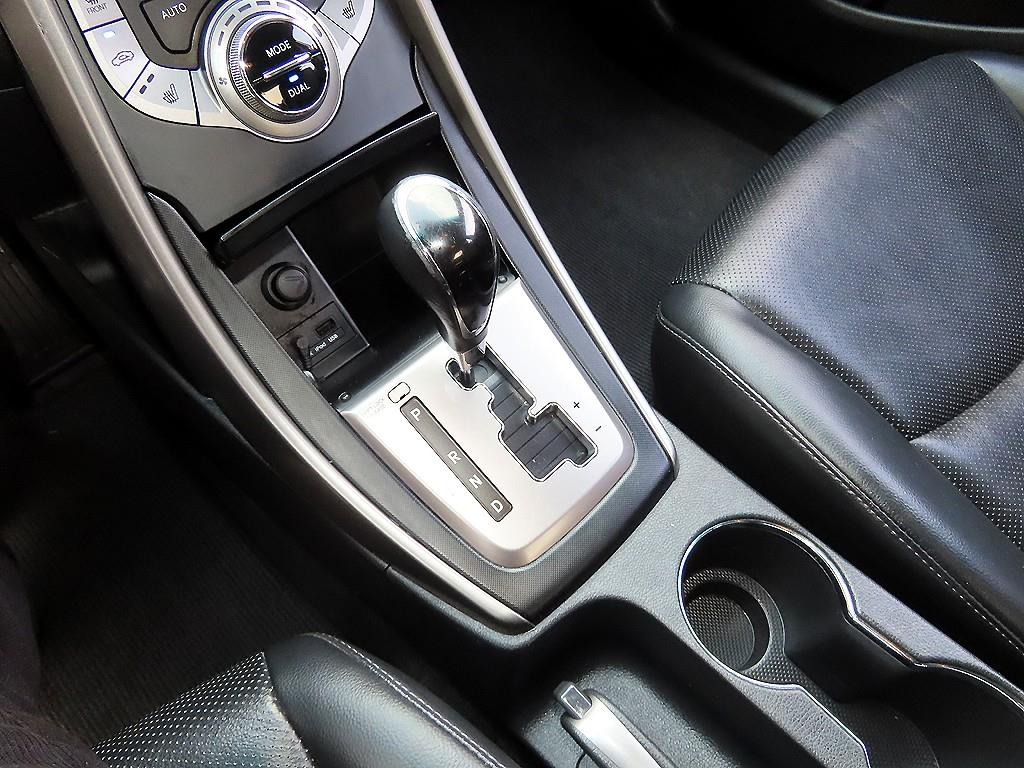 HYUNDAI Avante - Vista 10