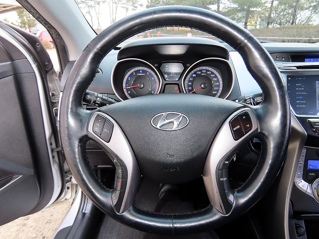 HYUNDAI Avante - Vista 8