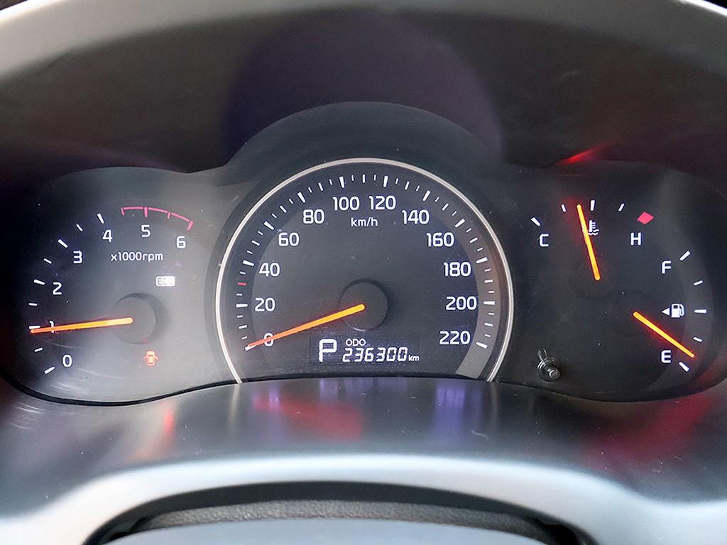 KIA Carnival - Vista 11