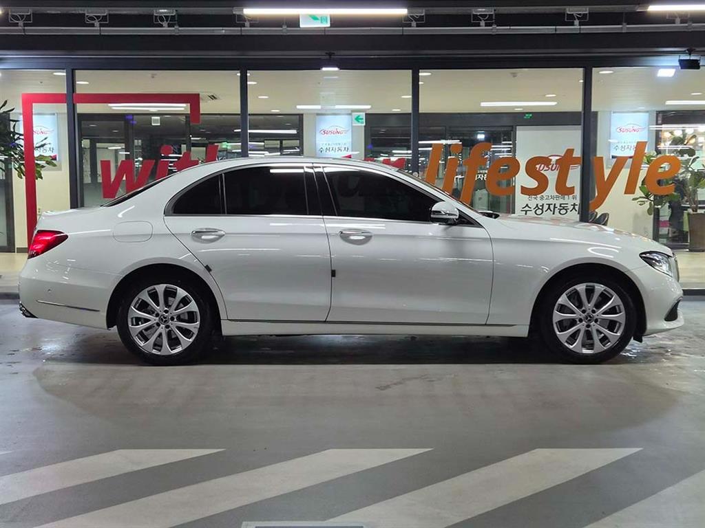 Mercedes Benz E class - Vista 3