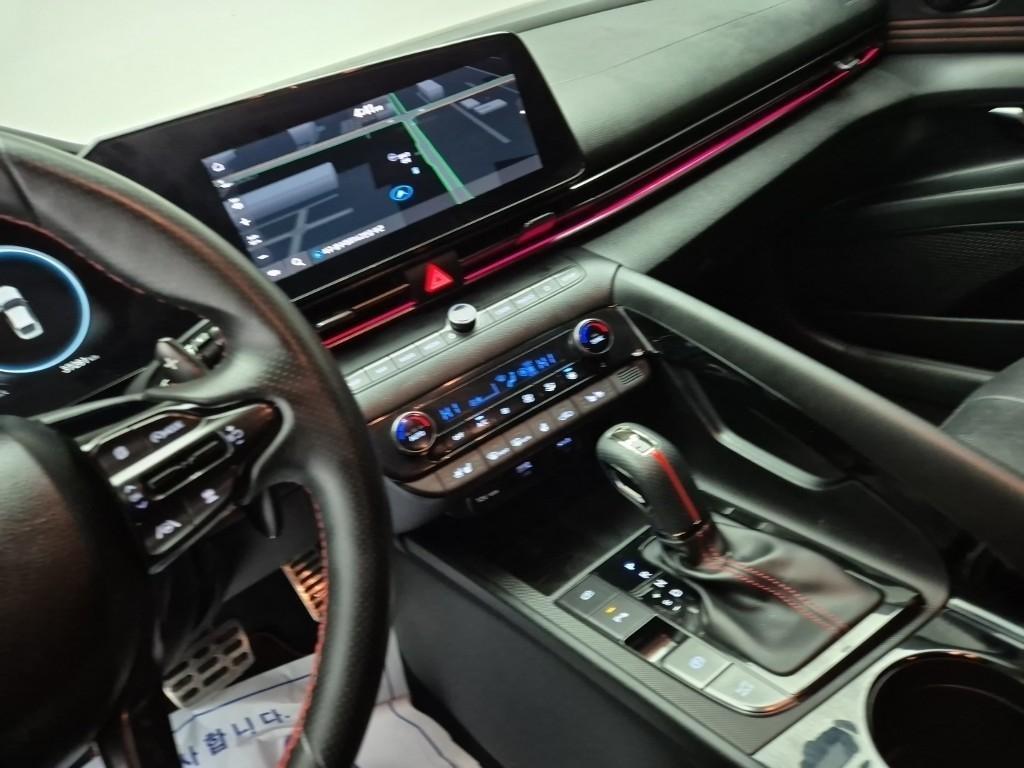 HYUNDAI Avante - Vista 10