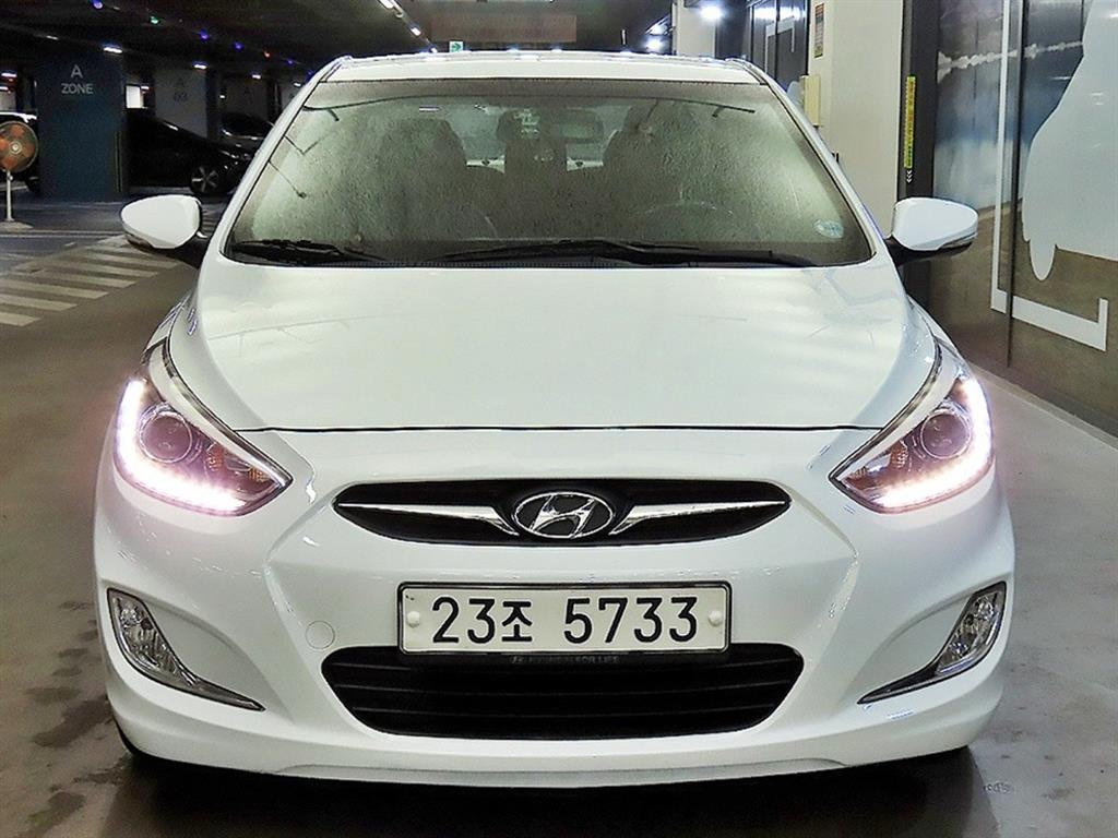 HYUNDAI Accent - Vista 2