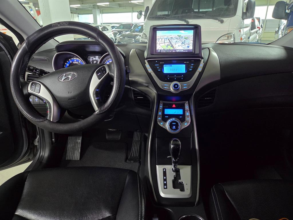 HYUNDAI Avante - Vista 11