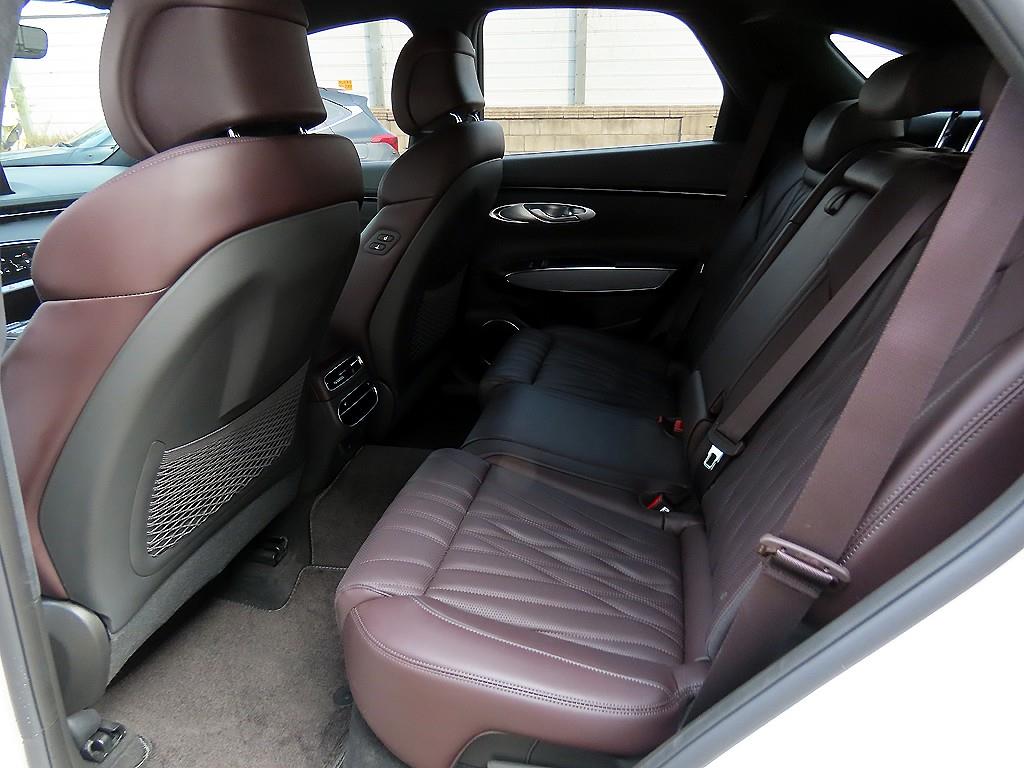 Genesis GV70 - Vista 6