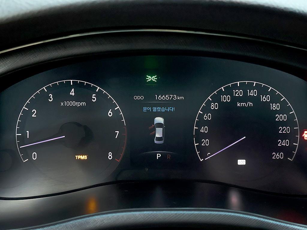 HYUNDAI Genesis - Vista 11