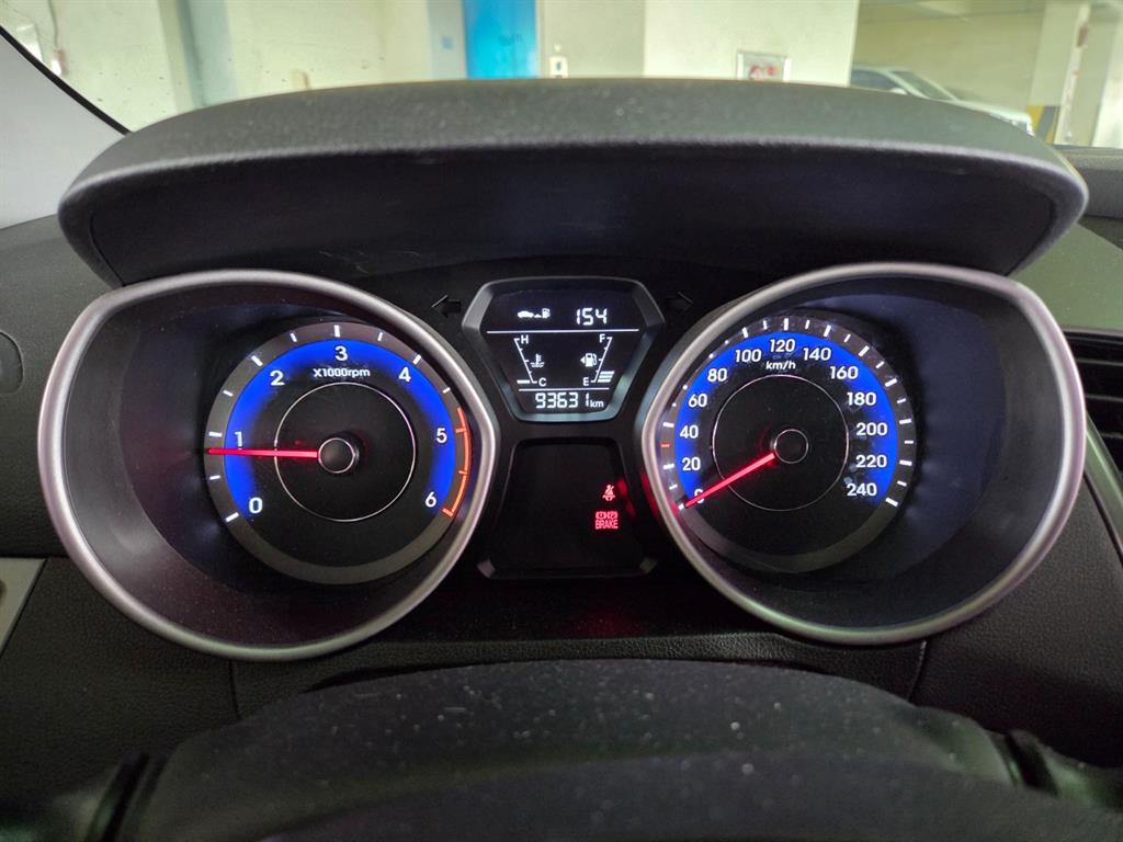 HYUNDAI Avante - Vista 10