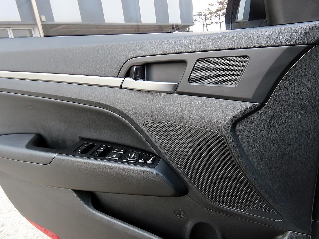 HYUNDAI Avante - Vista 11