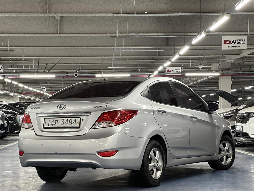 HYUNDAI Accent - Vista 4