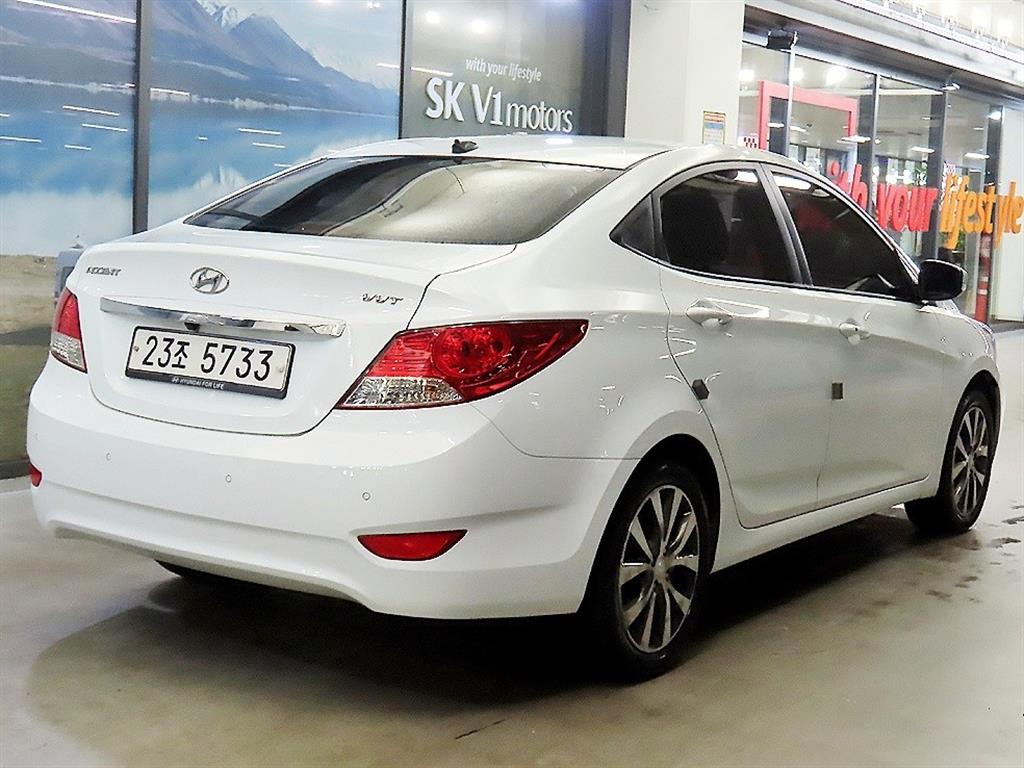 HYUNDAI Accent - Vista 4
