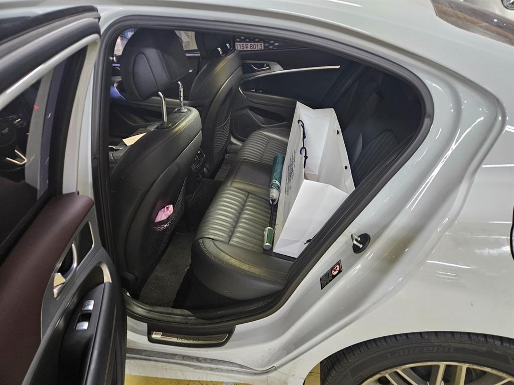 Genesis G70 - Vista 6