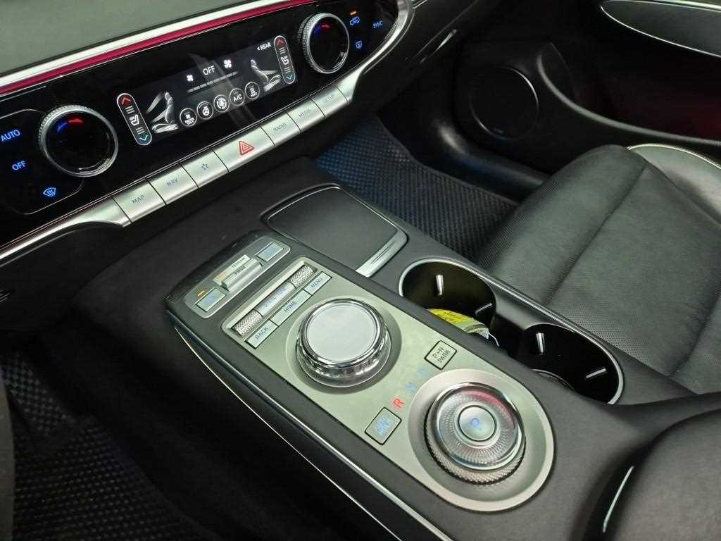 Genesis GV70 - Vista 8