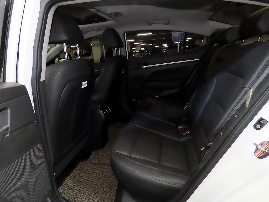 HYUNDAI Avante - Vista 7