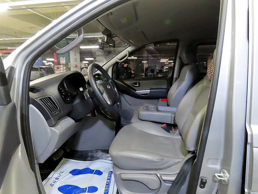 HYUNDAI Starex - Vista 6