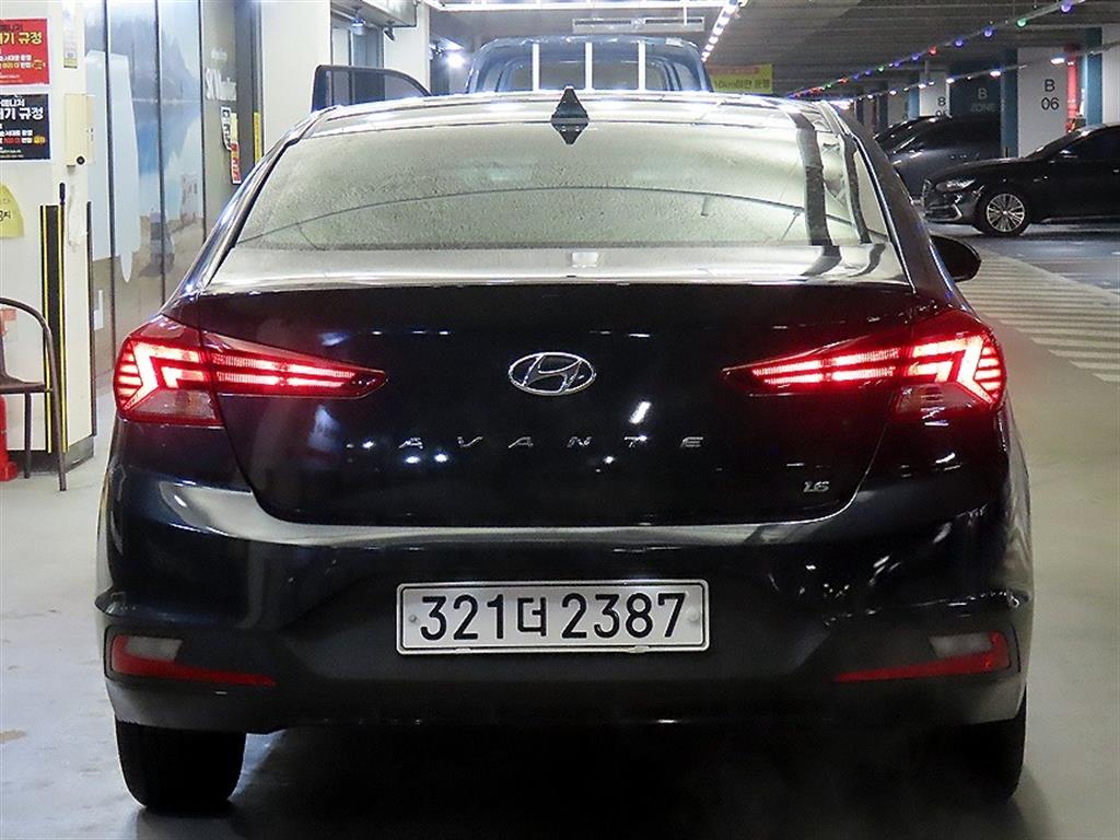 HYUNDAI Avante - Vista 5