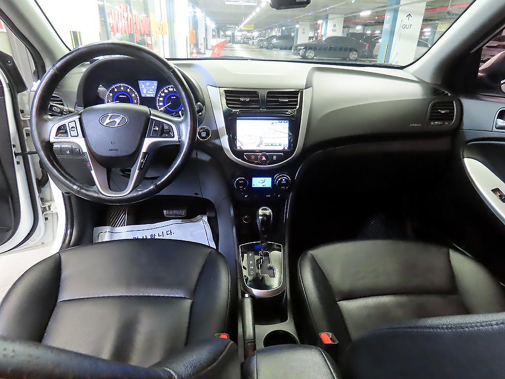 HYUNDAI Accent - Vista 10