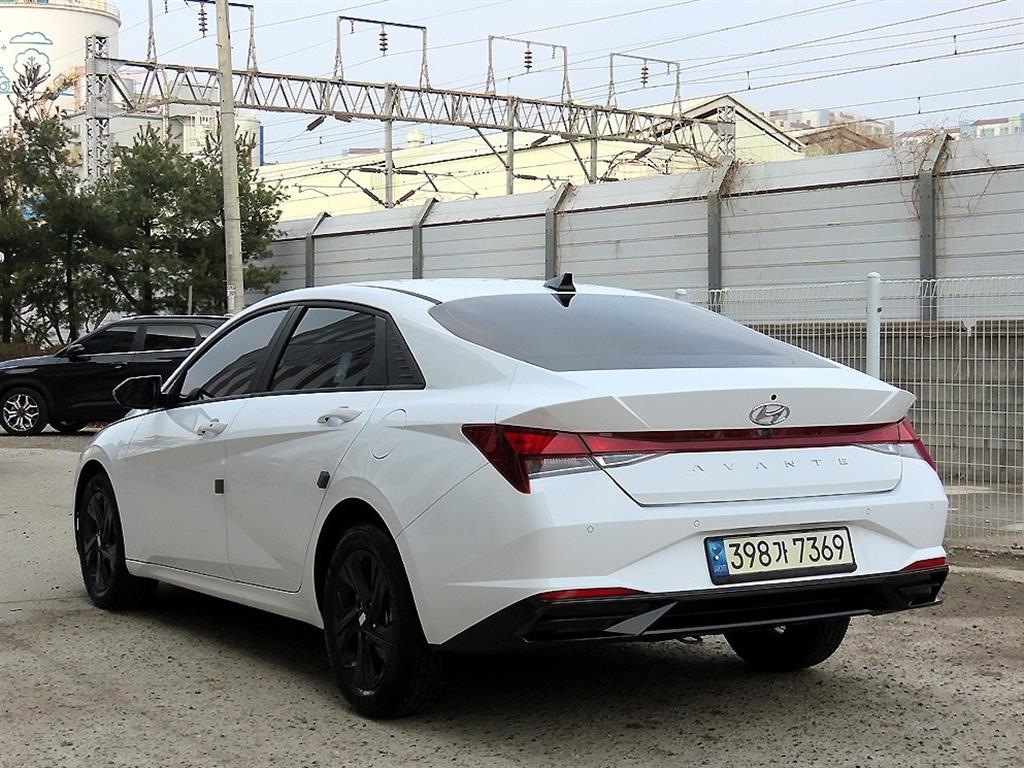 HYUNDAI Avante - Vista 3