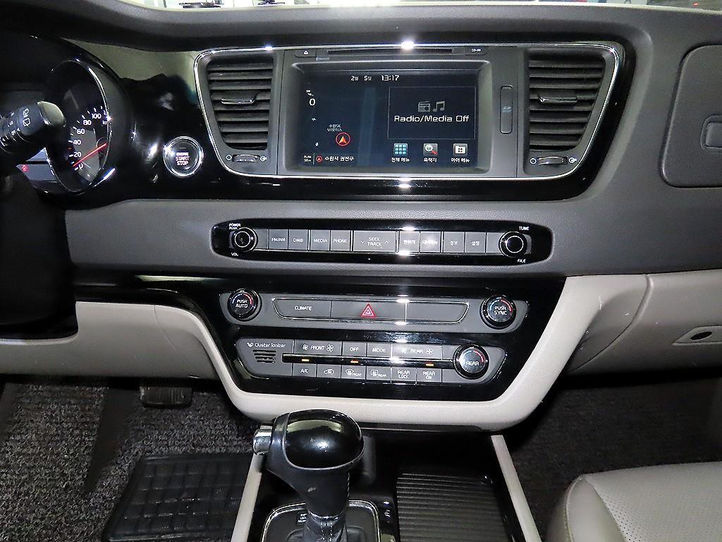 KIA Carnival - Vista 11
