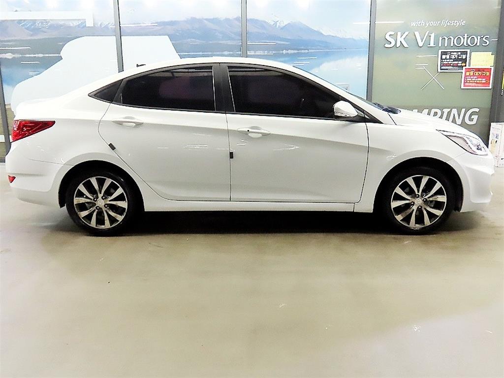 HYUNDAI Accent - Vista 3