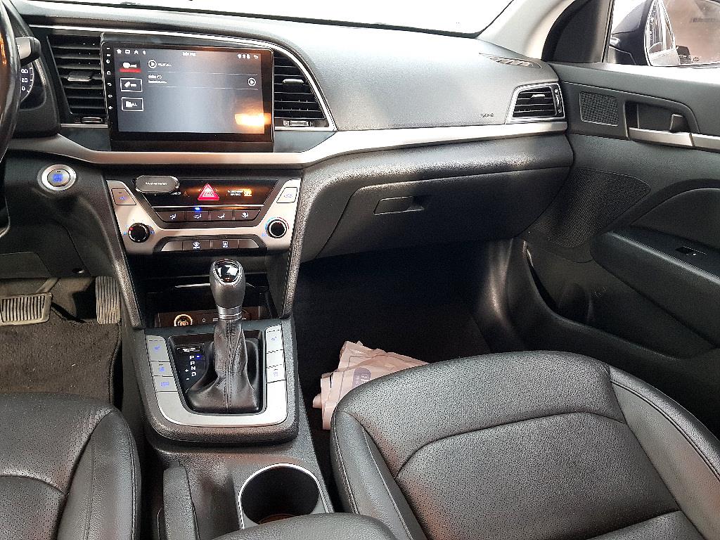 HYUNDAI Avante - Vista 10