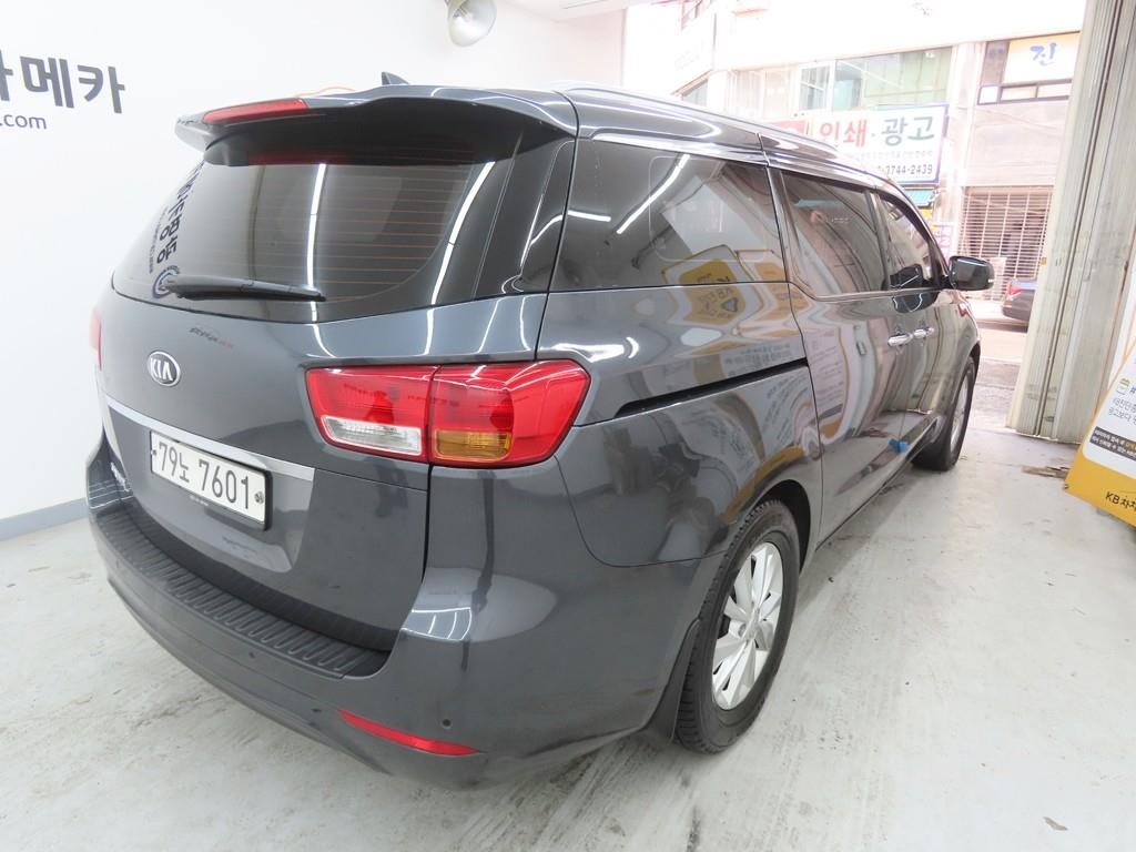KIA Carnival - Vista 3