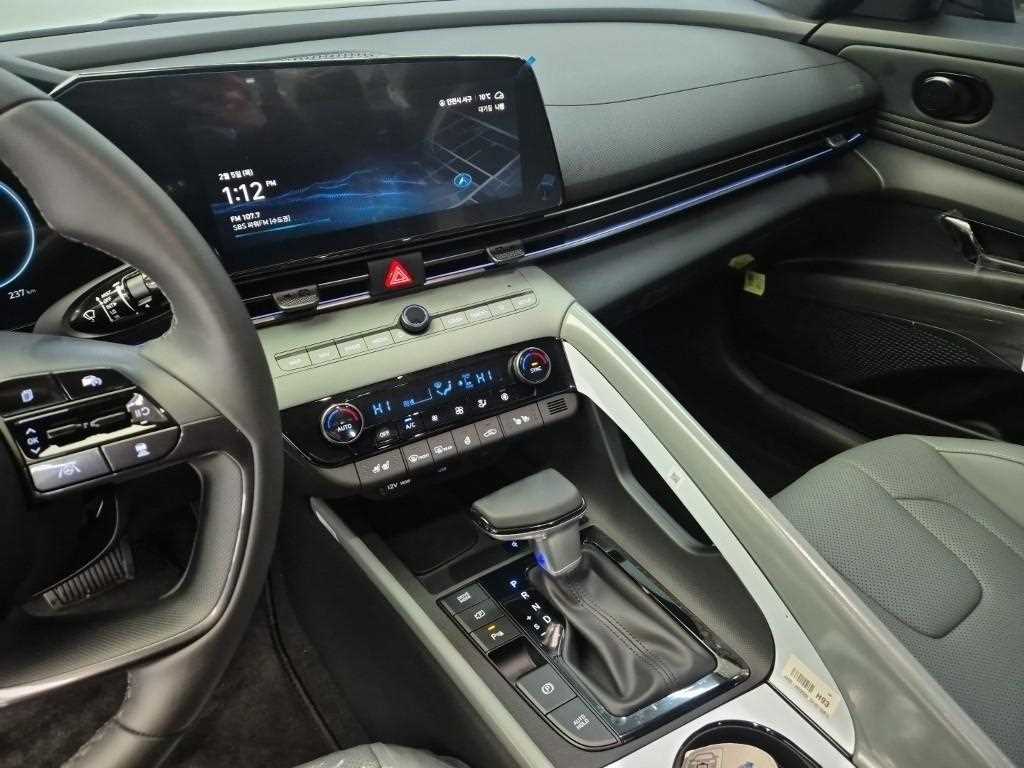 HYUNDAI Avante - Vista 10