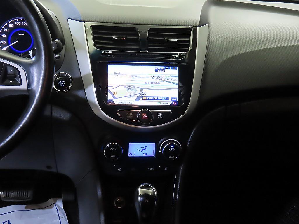 HYUNDAI Accent - Vista 11