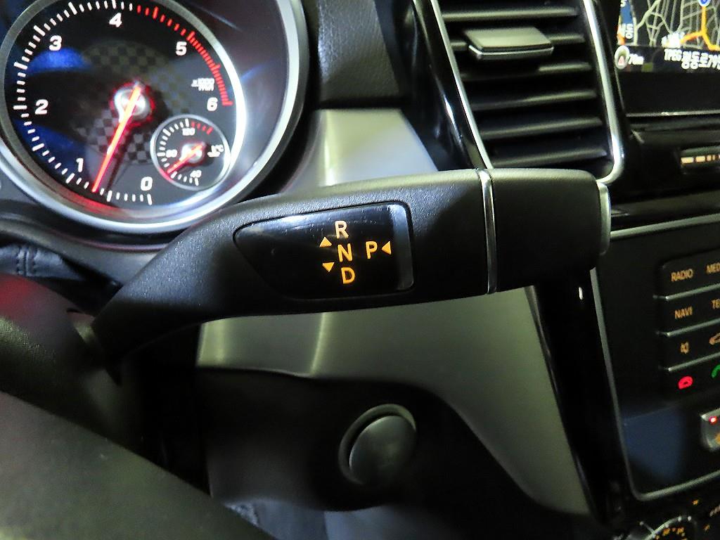 Mercedes Benz GLE Class - Vista 12