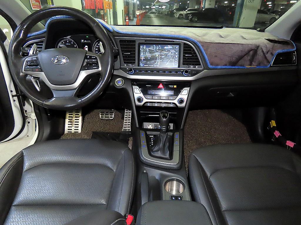 HYUNDAI Avante - Vista 10