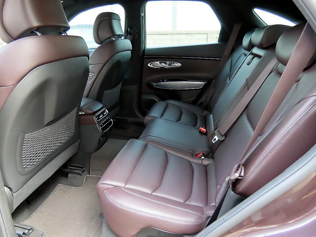 Genesis GV70 - Vista 6