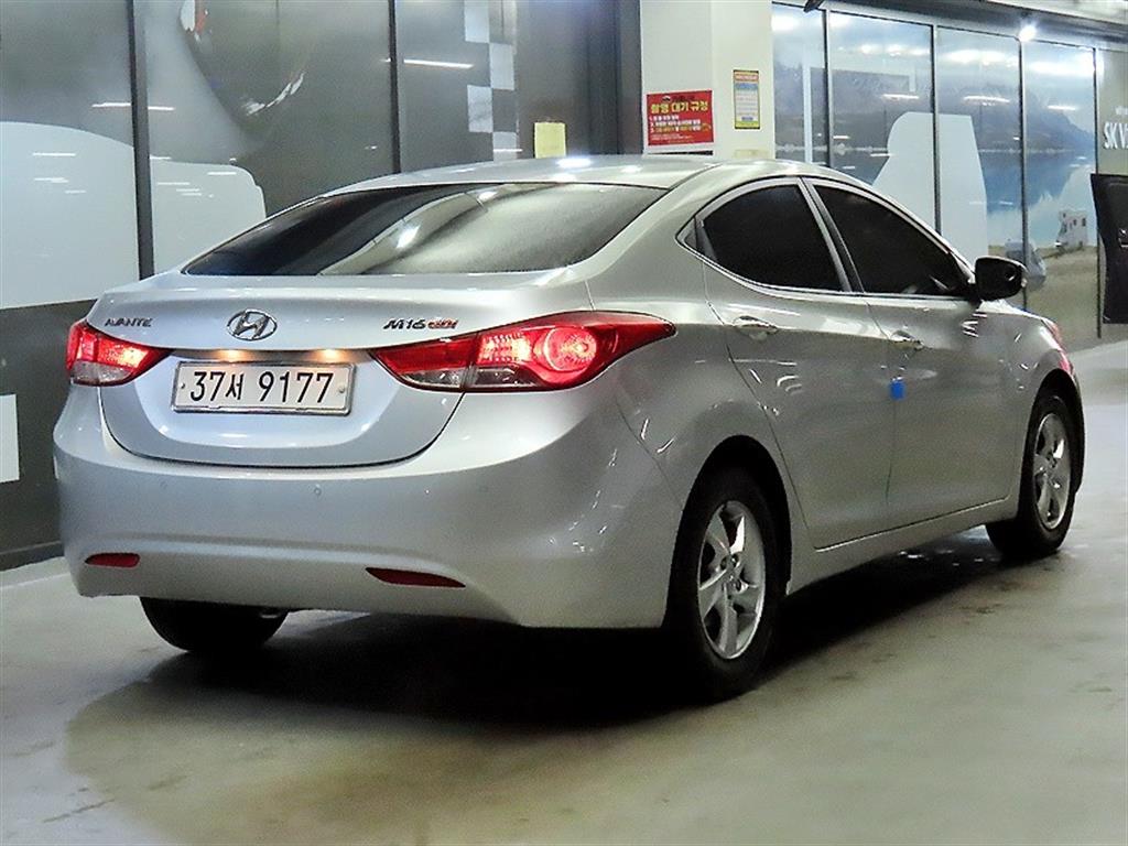 HYUNDAI Avante - Vista 4