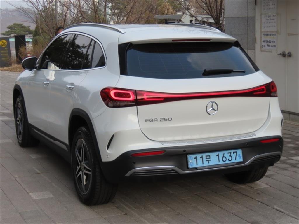 Mercedes Benz EQA - Vista 7