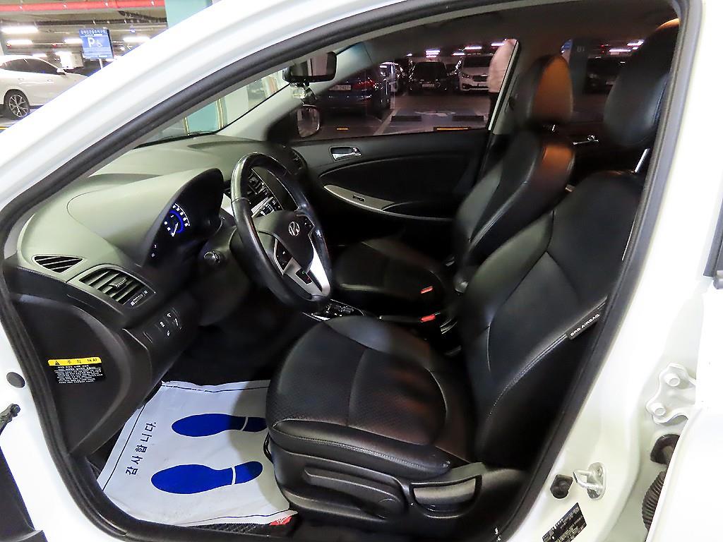 HYUNDAI Accent - Vista 6