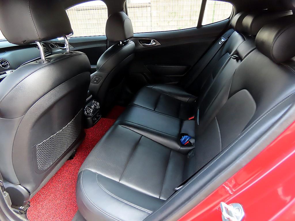 KIA Stinger - Vista 6