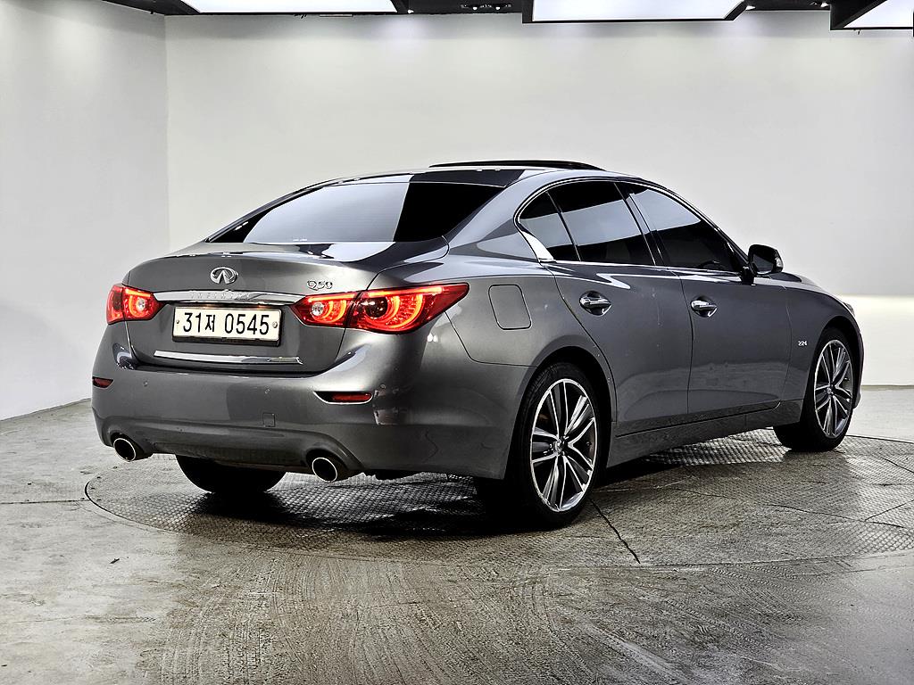 Infiniti Q - Vista 4