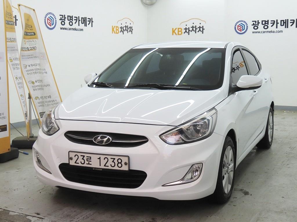 HYUNDAI Accent - Vista 2
