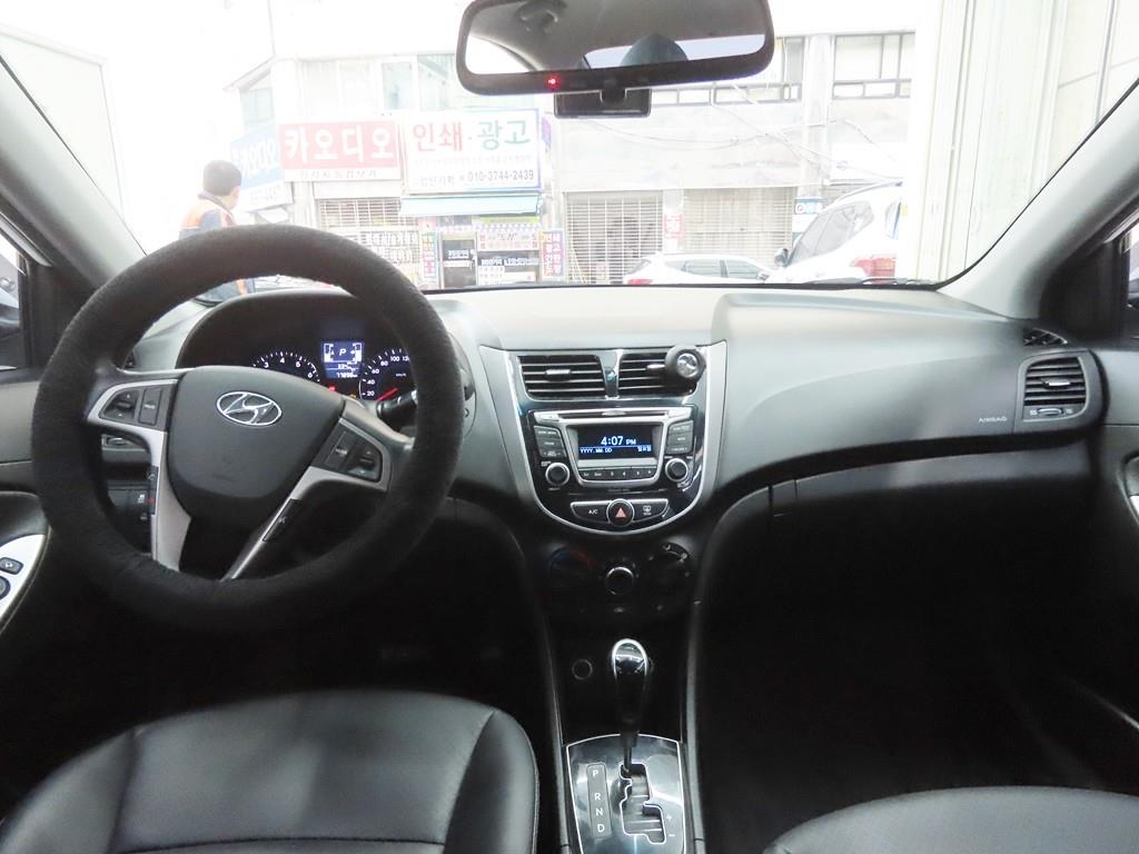 HYUNDAI Accent - Vista 7