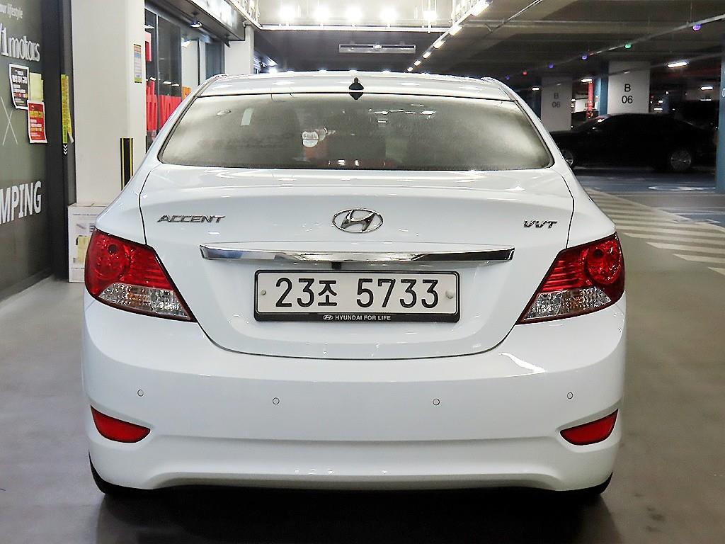 HYUNDAI Accent - Vista 5